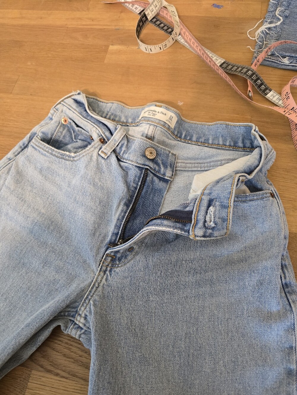 Abercrombie & Fitch The Baggy Low Rise Cuffed Jeans Size 24 Light Wash - Picture 9 of 12